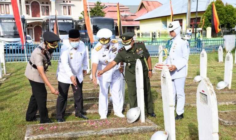 Rombongan Danlantamal II Ziarahi Penghuni Puluhan Prajurit Laut TMP Kota Pariaman