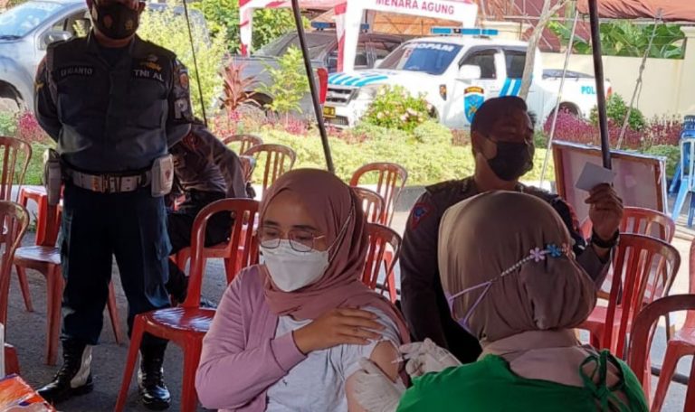 Kejar Target Herd Immunity, Nakes Lantamal II Beri Pelayanan Vaksinasi di Mapolda Sumbar