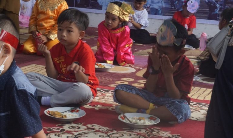Meriahkan HUT ke 75, Yayasan Hang Tuah Gelar Makan Ikan Bersama