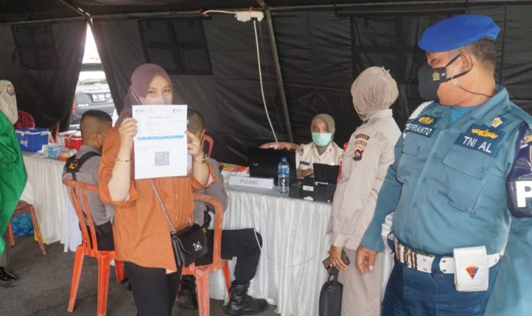 Nakes Lantamal II Komit Memberikan Pelayanan Vaksinasi di Mapolda Sumbar