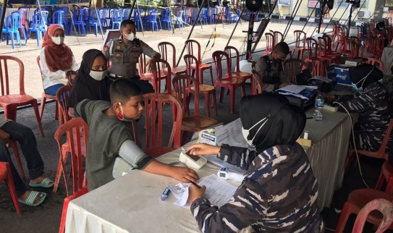 Nakes Lantamal II Beraksi pada Kegiatan Vaksinasi di Mapolda Sumbar