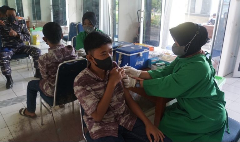 Diskes Lantamal II Terus Lanjutkan Serbuan Vaksinasi Masyarakat Kota Padang