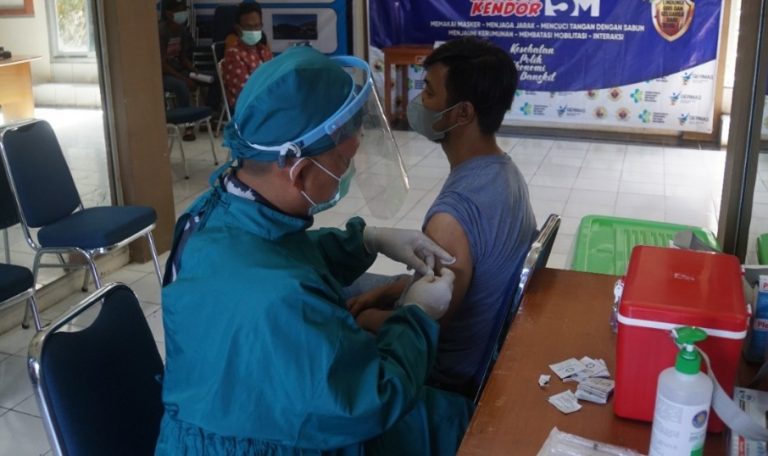 Nakes Lantamal II Terus Komit Berikan Vaksinasi, Sehingga Masyarakat Sehat Negeri Kuat