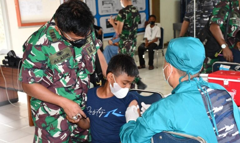 Nakes Lantamal II Mulai Vaksinasi Murid Sekolah Dasar