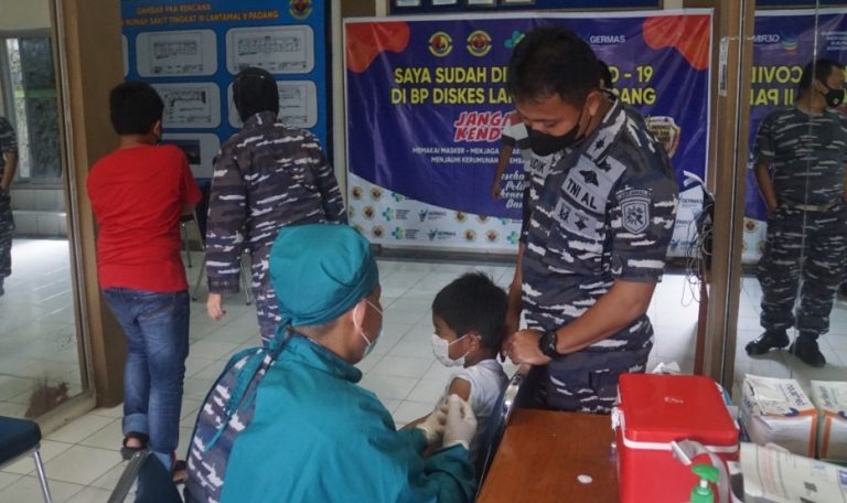 Lantamal II Mulai Suntik Booster Prajurit dan Vaksin Murid SD