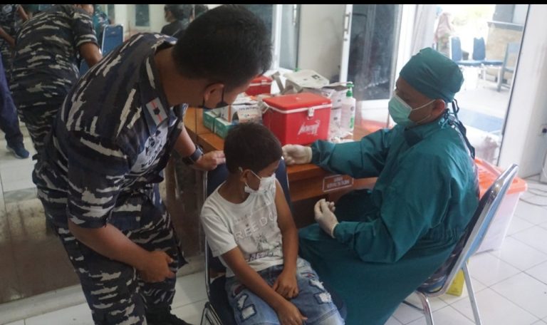Dukung Belajar Tatap Muka, Nakes Lantamal II Terus Vaksinasi Murid SD