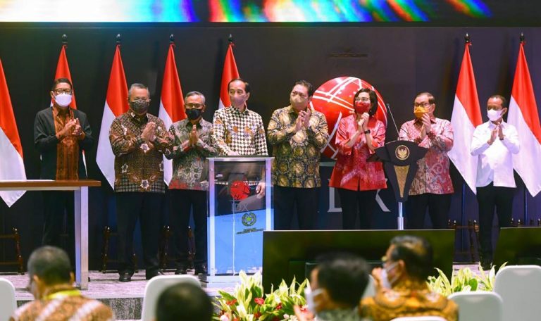 Didampingi Anies Baswedan Presiden Jokowi Buka Perdagangan BEI