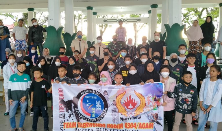 Pengkot TI Bukittinggi Lepas Taekwondoin ke Piala Walikota Pekanbaru