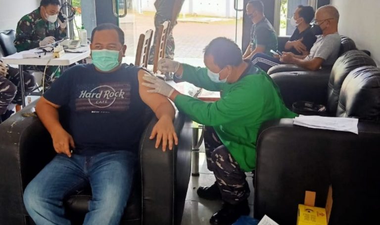 Nakes Lantamal II Beri Suntikan Booster Prajurit di Mess Perwira Cendana Mata Air
