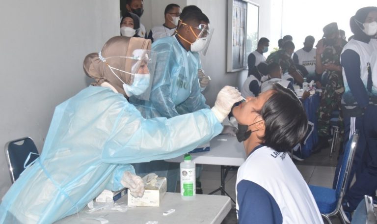 Setelah Liburan, Prajurit Lantamal II Laksanakan Test Swab dan Vaksin Booster