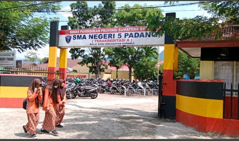 Lakukan Pungutan, Kepala SMAN 5 Padang Kangkangi Pengurus Komite