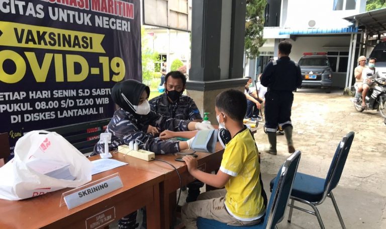 Nakes Lantamal II Suntik Vaksin Murid SD dan Booster bagi Prajurit