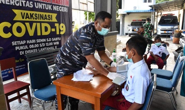 Menuju Belajar Tatap Muka, Nakes Lantamal II Lakukan Vaksin Terhadap Pelajar