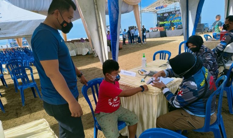 Hari Libur, Nakes Lantamal II Laksanakan Vaksinasi di Objek wisata Pantai Air Manis