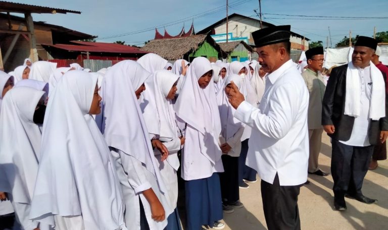 Ketua LKAAM Sumbar jadi Pembina Upacara di Ponpes Shine Al Falah, Fauzi Bahar : Agama dan Adat  Benteng  Generasi Muda