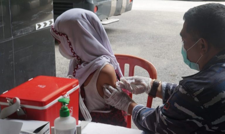 Nakes Lantamal II Berpartisipasi Melaksanakan Vaksinasi Serentak