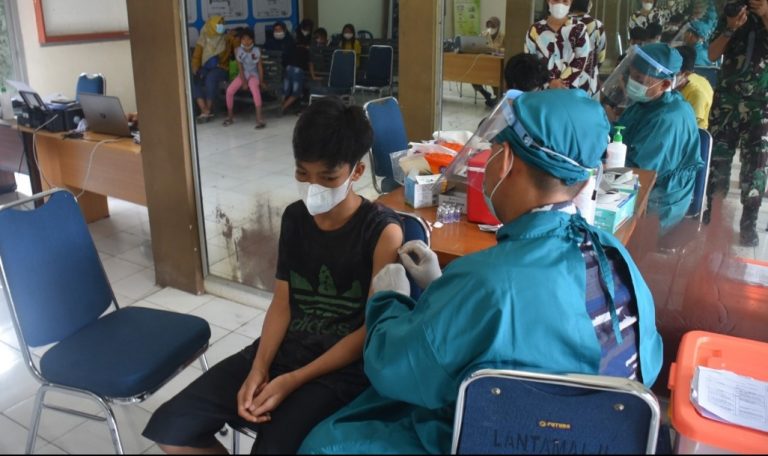 Menuju Proses Belajar Tatap Muka Nakes Lantamal II Terus Laksanakan Vaksinasi 