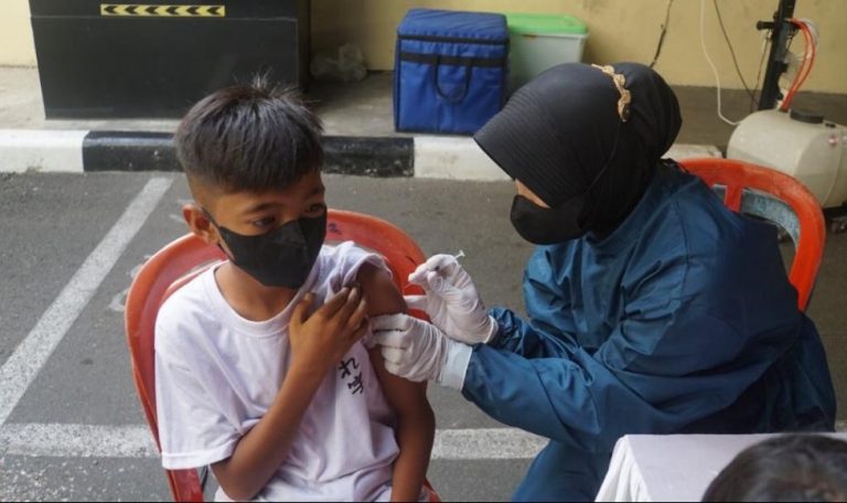 Nakes Lantamal II Bersinergi dengan Nakes Lain Laksanakan Vaksinasi di Mapolda Sumbar 