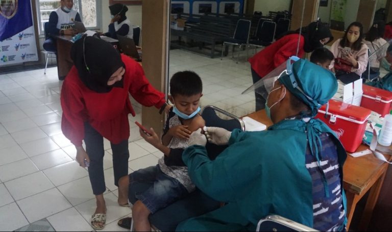 Nakes Lantamal II Terus Beri Pelayanan Vaksinasi Memutus Penyebaran Rantai Covid-19 