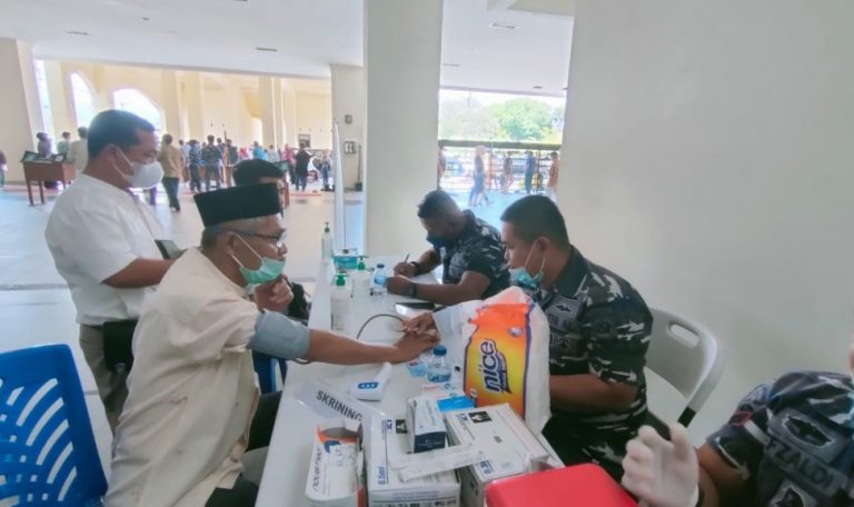 Jemput Bola, Nakes Lantamal II Gelar Vaksinasi Keliling 