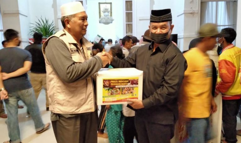 Peduli Korban Gempa Pasbar, LKAAM Sumbar Bantu 100 Kg Rendang