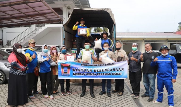 Wali Kota Hendri Septa Serahkan Bantuan  Korban Gempa Pasaman