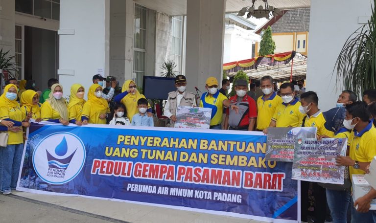 Perumda AM Kota Padang Serahkan Bantuan bagi Korban Gempa Pasbar