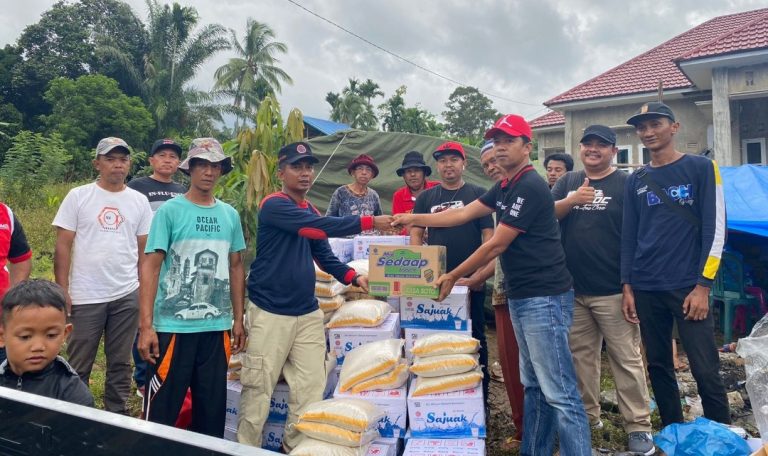 Xmoc Padang Antarkan Bantuan Sembako ke Tenda Pengungsian Gempa Kajai Pasbar