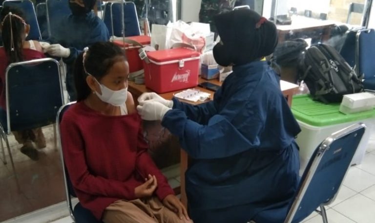 Walaupun dalam Kondisi Libur, Nakes Lantamal II Tetap Berikan Pelayanan Vaksinasi 