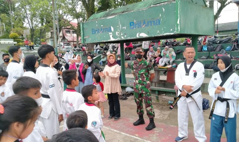 Pengkot TI Bukittinggi Kalungkan Medali yang Diraih Atlet di Piala Walikota Pekanbaru