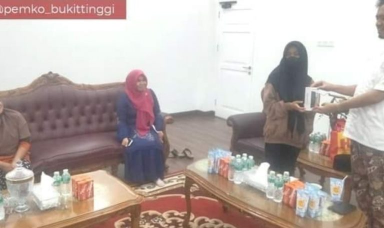 Wako Erman Safar Peduli Pelajar Korban Jambret,  Bantu Satu Unit Handphone 