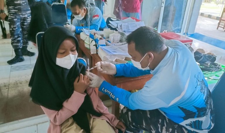 Nakes Lantamal II Terus Laksanakan Vaksinasi untuk Putus Rantai Penyebaran Covid-19 
