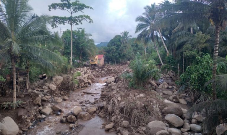 Diguyur Hujan Deras Pasca Gempa, Aliran Batang Lampang Pasbar Lancar 