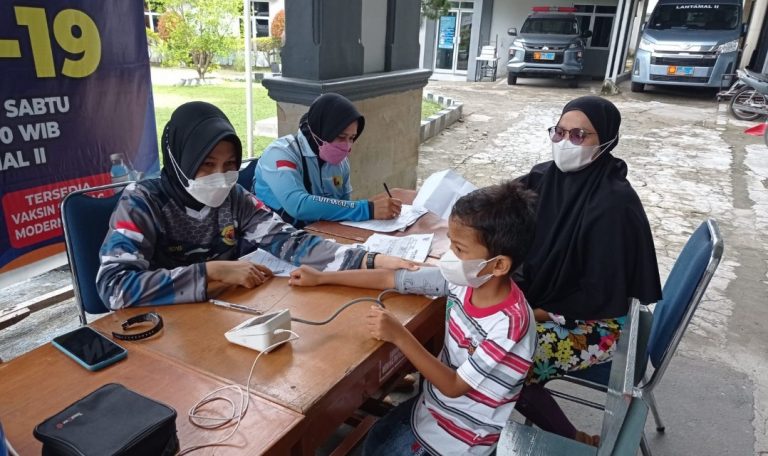 Tetap Semangat, dalam Libur Nakes Lantamal II Terus Beri Vaksinasi 