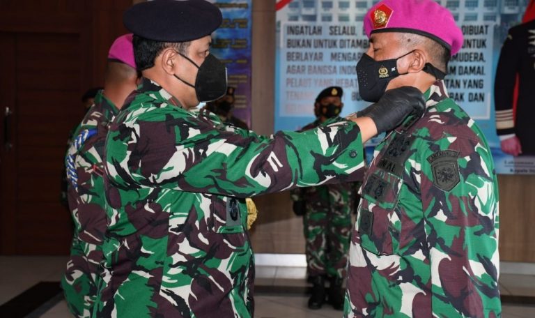Kolonel Marinir Freddy JH Pardosi Serahkan Jabatan Wadanlantamal Kepada Danlantamal II 