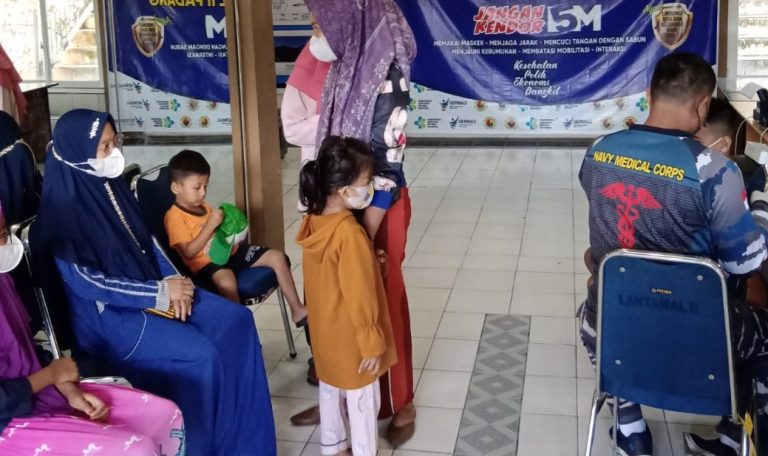 Nakes Lantamal II Terus Laksanakan Vaksinasi Semua Lapisan Masyarakat Kota Padang 