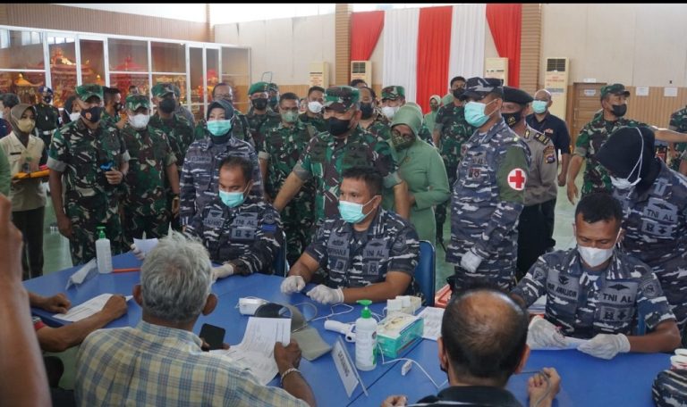 Gerai Vaksinasi Gotong Royong Lantamal II Padang Dikunjungi Kasad
