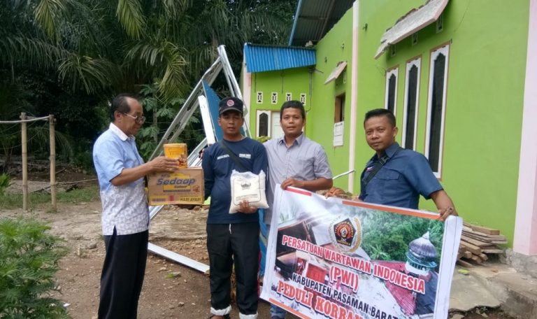 PWI Pasbar Bantu Wartawan yang Rumahnya Rusak Akibat Gempa 