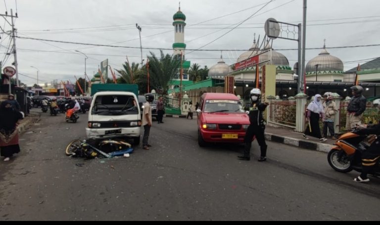 Kecelakaan Lalu Lintas, Sepeda Motor Masuk Kolong Pick Up