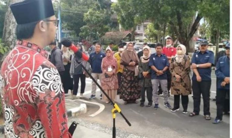 Wako Erman Safar Lepas Rombongan PGRI Salurkan Bantuan Korban Gempa Pasaman dan Pasbar 
