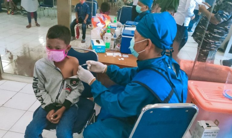 Nakes Lantamal II Terus Genjot Beri  Pelayanan Vaksin Terhadap Murid Murid SD 