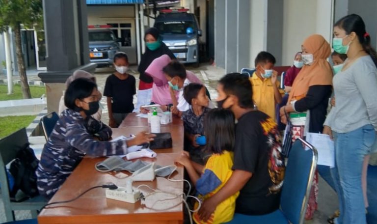 Memutus Rantai Penyebaran Virus Covid-19, Nakes Lantamal II Berikan Vaksinasi 