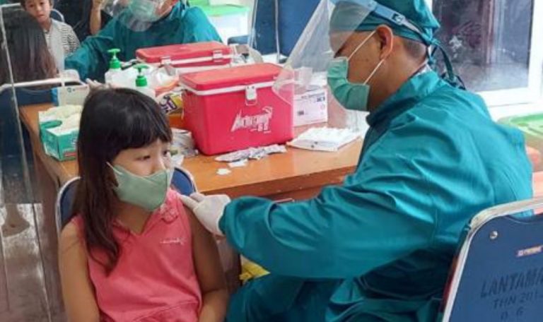 Menangkal Virus Covid-19 Varian Deltacron, Nakes Lantamal II Terus Beri Pelayanan Vaksin Terhadap Pelajar 