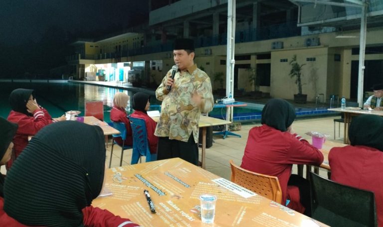 Kakan Kemenag Tumbuhkan Semangat Leadership Pengurus OSIM MTsN 1 Padang