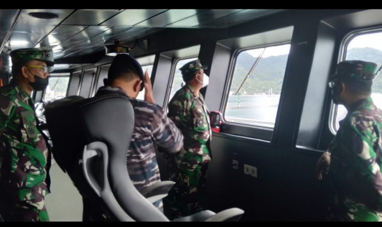 KRI Teluk Kendari 518 Buang Jangkar di Pelabuhan Teluk Bayur 