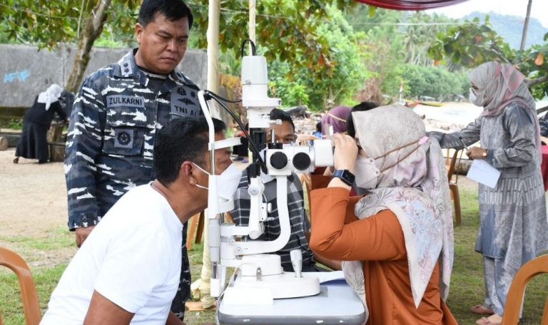 Lantamal II dan Perdami Kerjasama  Beri Pemeriksaan dan Kacamata Gratis Terhadap Masyarakat Gates 