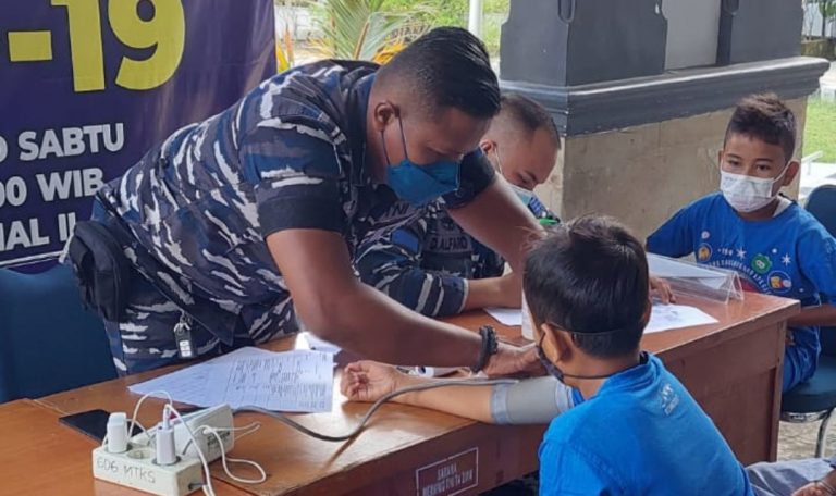 Untuk Memutus Rantai Penyebaran Covid-19, Nakes Lantamal II Terus Vaksinasi Murid SD 
