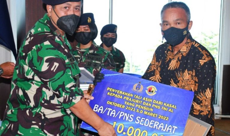 Danlantamal II Berikan Tali Asih pada Prajurit yang Purna Tugas 