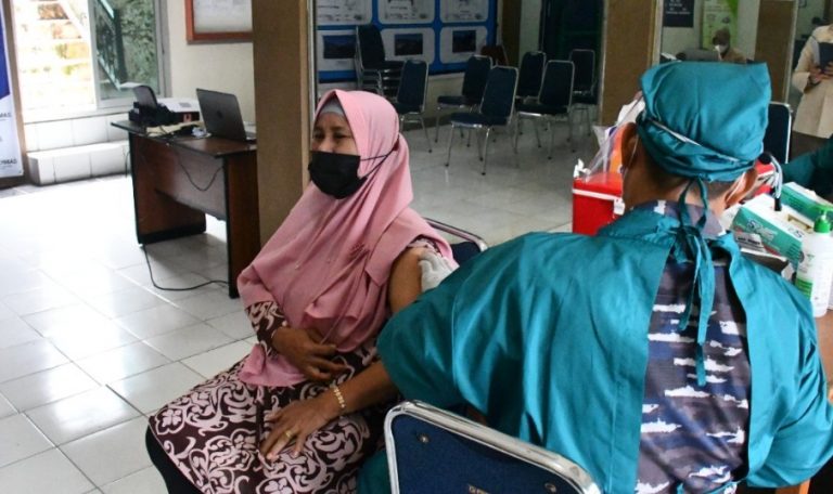 Tingkatkan Imunitas Warga Kota Padang, Nakes Lantamal II Terus Laksanakan Vaksinasi 