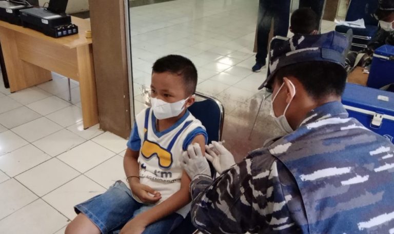 Putus Rantai Penyebaran Covid-19, Nakes Lantamal II Tetap Vaksinasi Murid SD dan Booster 